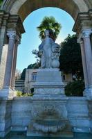 il fuente gloria de san diego Fontana è collocato a uno di il ingressi per il maria luisa parco nel siviglia, nelle vicinanze Spagna plaza. foto