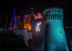 illuminazione di il castello di brescia per il capitale di cultura foto
