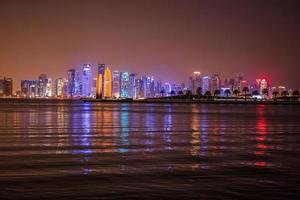 epico Visualizza di doha orizzonte a notte foto