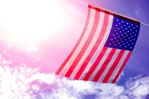 vecchio americano bandiera cadente perforato bruciato grunge a brandelli di d'oro tramonto leggero foto
