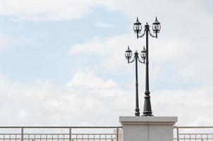 strada lampada retrò su blu cielo sfondo foto