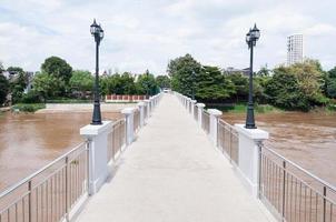 cemento ponte a piedi sentiero e strada lampada, ping fiume ponte, chiangmai settentrionale thailandia.copia spazio foto