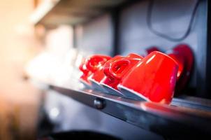 rosso caffè tazze nel il bar interno. foto