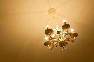 semplice lampadario parte inferiore Visualizza con soffitto sfondo, moderno lampadario foto