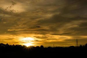 aereo su il elettricità pilone e bellissimo tramonto sfondo foto