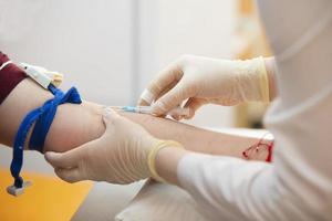 il medico fa un iniezione in il del paziente vena. foto