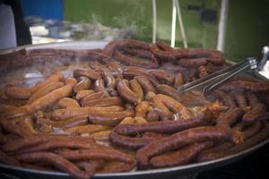 un all'aperto cibo stalla vendita grigliato fatti in casa salsicce foto