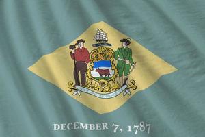 Delaware noi stato bandiera con grande pieghe agitando vicino su sotto il studio leggero al chiuso. il ufficiale simboli e colori nel bandiera foto