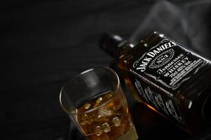 kiev, Ucraina - Maggio 4, 2022 Jack daniel originale alcool bottiglia su di legno tavolo con nero tessuto foto