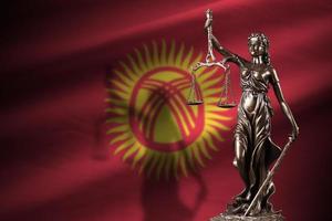 Kyrgyzstan bandiera con statua di signora giustizia e giudiziario bilancia nel buio camera. concetto di giudizio e punizione foto