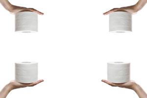 avvicinamento di un' donna mano utilizzando gabinetto carta isolato su un' bianca sfondo. mano Tenere rotolo di fazzoletto di carta carta. bianca rotolo gabinetto carta su femmina mano. foto