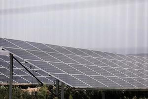 pannello solare, fotovoltaico, fonte di energia elettrica alternativa - concetto di risorse sostenibili foto