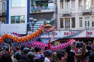 ho chi minh città, Vietnam - 6 feb 2023 lunare nuovo anno celebrazione - il Drago danza, bellissimo colorato festivo figura. tet vacanza sfondo. Cinese lunare nuovo anni giorno, primavera Festival. foto