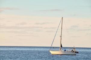 andare in barca yacht a tramonto foto