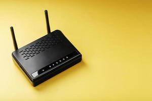 router senza fili lan tecnologia con dispositivi basato su ieee 802.11 standard su un' giallo sfondo gratuito spazio superiore Visualizza. foto