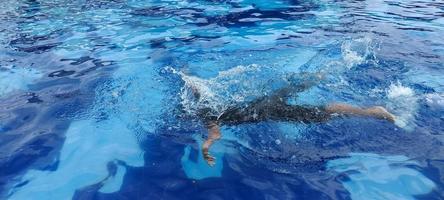 ritratto di un' uomo nuoto nel un' piscina. foto