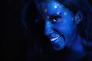 giovane Sorridi ragazza con blu acqua foto