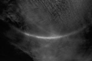 bianca nube strutturato e cielo isolato su nero sfondo foto