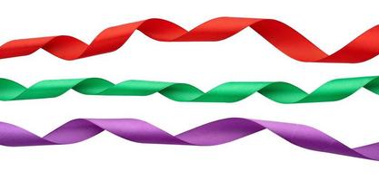 impostato di contorto seta rosso, verde, viola nastri isolato su bianca sfondo foto