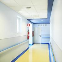 vista del corridoio dell'ospedale vuoto
