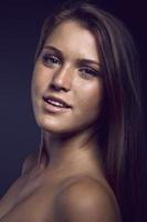 ritratto di bellezza di una giovane donna sexy su uno sfondo blu scuro foto