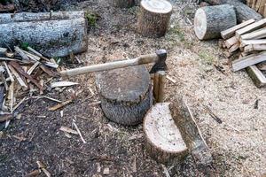 fotografia a tema grande ascia in acciaio con manico in legno foto