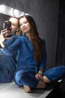 affascinante donna vestito nel denim tuta da lavoro foto