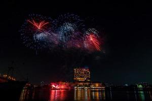 fuochi d'artificio sul fiume nel cielo scuro foto