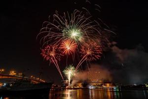 fuochi d'artificio sul fiume nel cielo scuro foto