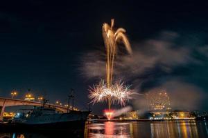 fuochi d'artificio sul fiume nel cielo scuro foto