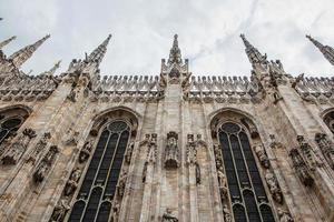 parte inferiore Visualizza di il guglie di Milano Cattedrale foto