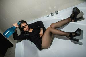 giocoso donna in posa nel un' vasca da bagno foto