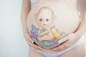 bello disegno su il stomaco di un' incinta donna foto