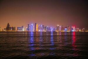 Visualizza di doha orizzonte a notte foto