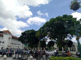 vecchio edificio paesaggio nel il città con cielo foto