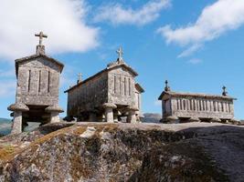 granai di soajo o espigueiros de soajo nel Portogallo. queste stretto pietra granai avere stato Usato per memorizzare e asciutto su grano per centinaia di anni. foto