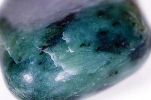macro minerale pietra giada brasiliano su bianca sfondo foto