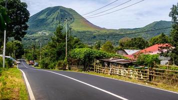 il bellissimo lokon montagna nel tomohon città foto