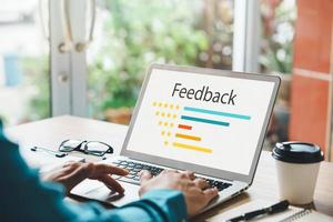 l'utente dà una valutazione all'esperienza del servizio sull'applicazione online, il concetto di sondaggio di feedback sulla soddisfazione delle recensioni dei clienti, il cliente può valutare la qualità del servizio che porta alla classifica della reputazione dell'azienda. foto