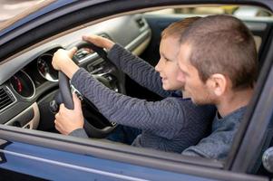 papà Spettacoli il suo poco figlio Come per guidare un' auto foto