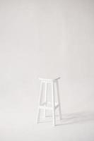 un' bianca alto di legno sedia sta su un' bianca sfondo foto