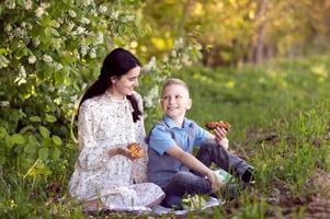 carino bambino ossequi mamma per picnic cibo foto