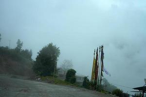 nuvoloso tempo metereologico nel montagna di nord Bengala 6 foto