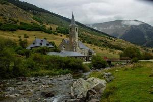 esterno Visualizza di il montgarri alto montagna rifugio nel estate foto