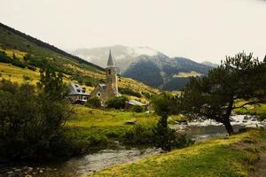 esterno Visualizza di il montgarri alto montagna rifugio nel estate foto