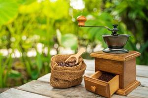 Vintage ▾ caffè macinino, vecchio retrò manuale di legno e metallo caffè macinino.manuale caffè macinino per macinazione caffè fagioli su il vecchio di legno sfondo. foto