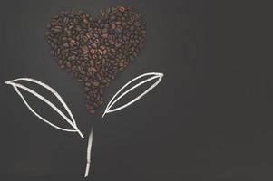 chicchi di caffè disposti a forma di cuore