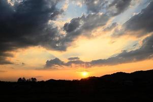 bellissimo cielo luce del sole, Alba o tramonto e brilla cielo con nuvole colorato e montagna sfondo - crepuscolo nube su cielo nel campagna foto