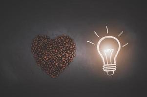 chicchi di caffè e doodle di lampadina foto