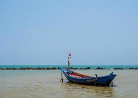 paesaggio guarda vista piccola barca da pesca in legno vecchio parcheggiato costa il mare. dopo la pesca dei pescatori nel piccolo villaggio è piccola pesca locale. cielo blu, nuvole bianche, tempo sereno, spiaggia di phala, rayong foto